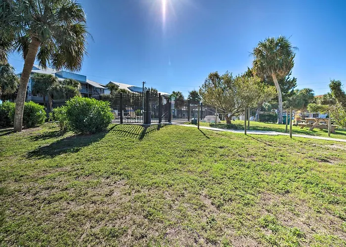 Walkable Beachfront Retreat On Cedar Key!