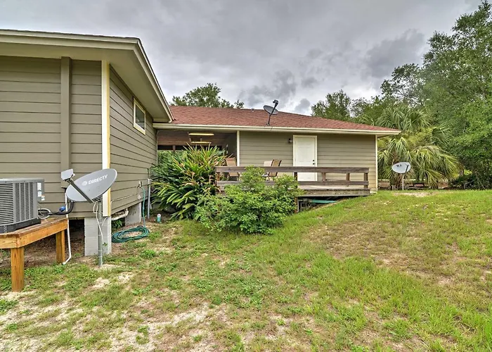 Crystal River Cottage On 1 Acre W/ Deck & Porch!