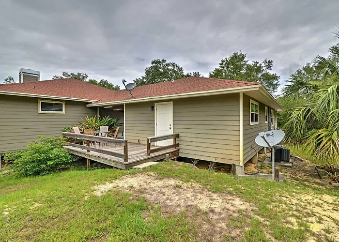 Crystal River Cottage On 1 Acre W/ Deck & Porch!